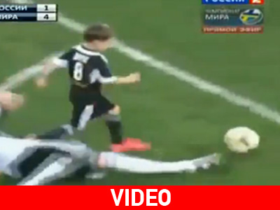 Πεντάχρονος εισβάλλει σε αγώνα και βάζει γκολ Πεντάχρονος εισβάλλει σε αγώνα και βάζει γκολ